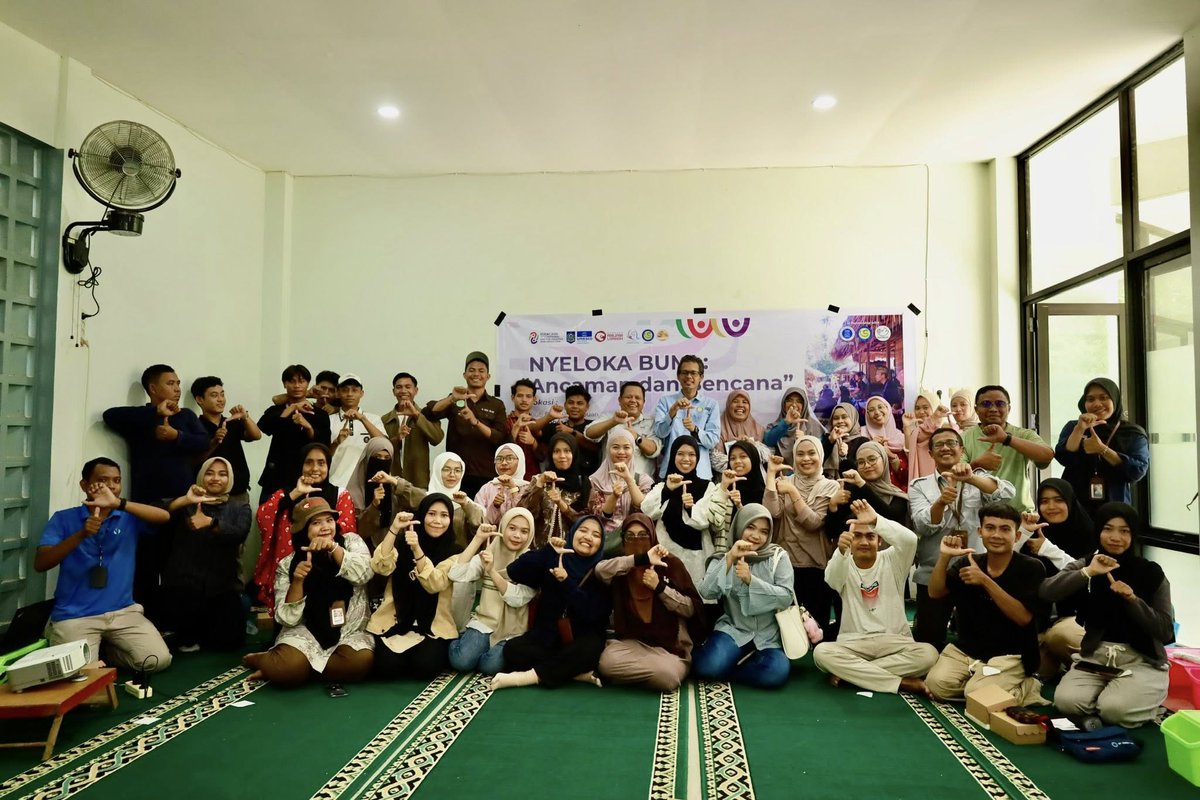 2) Melalui acara 'Nyeloka Bumi: Ancaman dan Bencana', kami berdiskusi langsung dengan masyarakat Lombok yang tergabung dalam komunitas Klub Baca Perempuan, para penggiat mitigasi, hingga siswa-siswi SMKN 1 Bayan #longsoran #landslide #platformedukasi #geohazard #mitigasi #Lombok