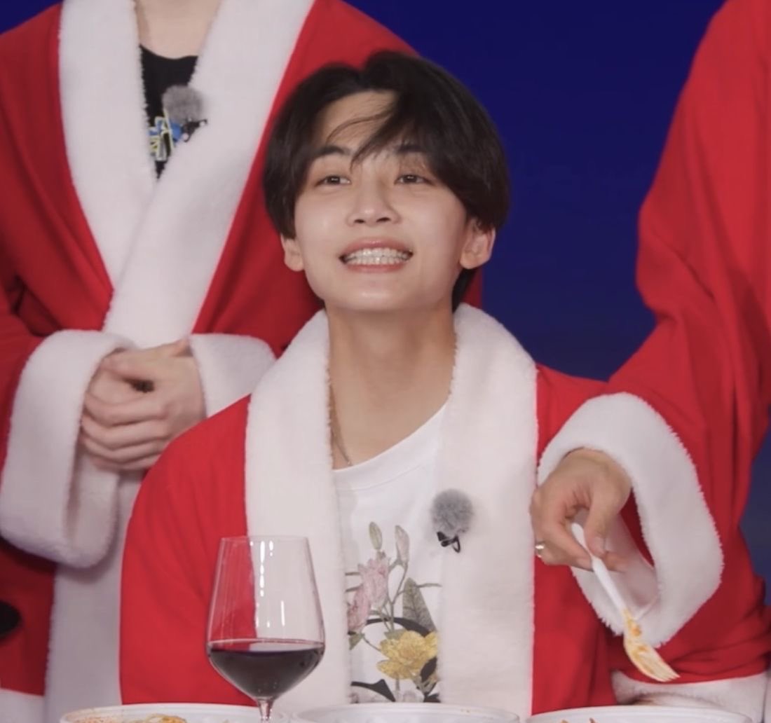 bluesparks_dwi's tweet image. ⠀⠀⠀⠀    
               
               📸 dwi updates                               

⠀⠀⠀⠀   ➰ celebrating christmas
⠀⠀⠀⠀          with my fam, @flywithtimo.
⠀⠀⠀⠀          merry christmas, everyone.

⠀⠀⠀⠀