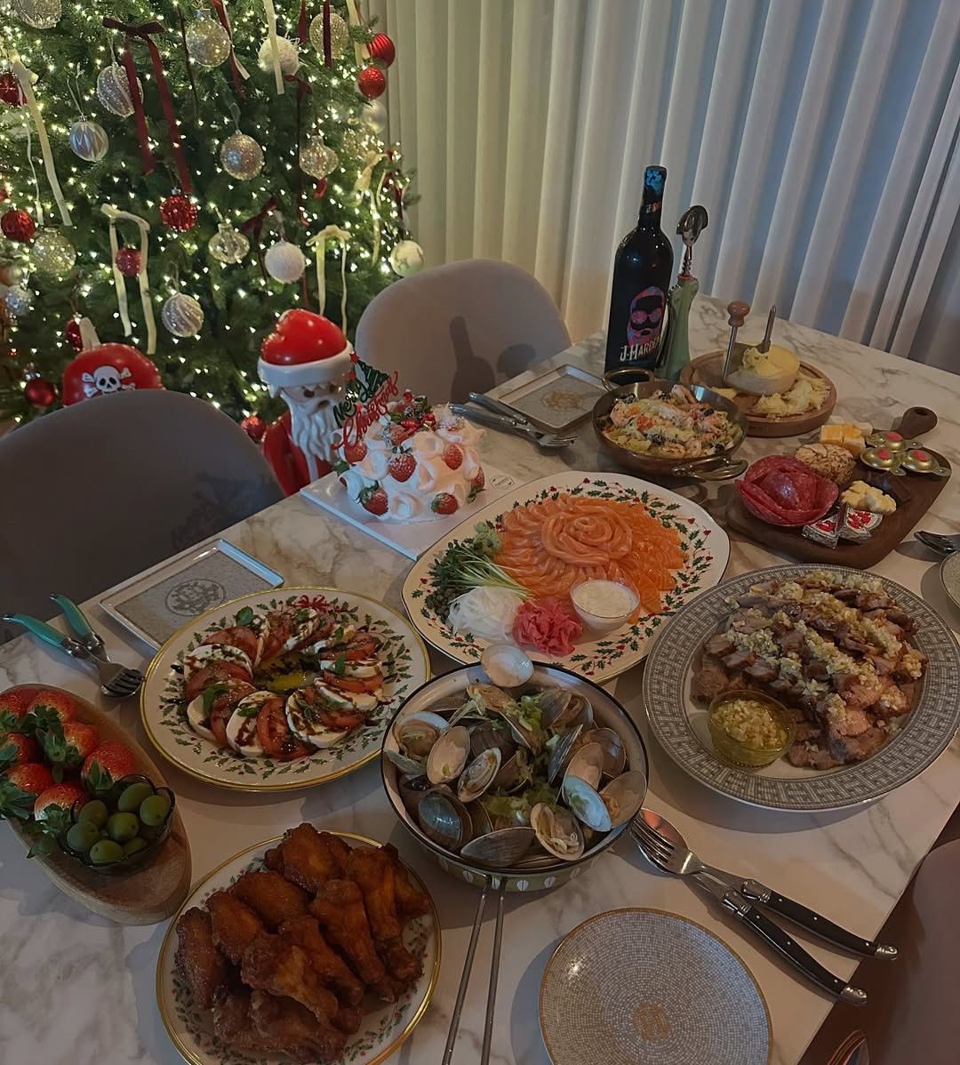 bluesparks_dwi's tweet image. ⠀⠀⠀⠀    
               
               📸 dwi updates                               

⠀⠀⠀⠀   ➰ celebrating christmas
⠀⠀⠀⠀          with my fam, @flywithtimo.
⠀⠀⠀⠀          merry christmas, everyone.

⠀⠀⠀⠀