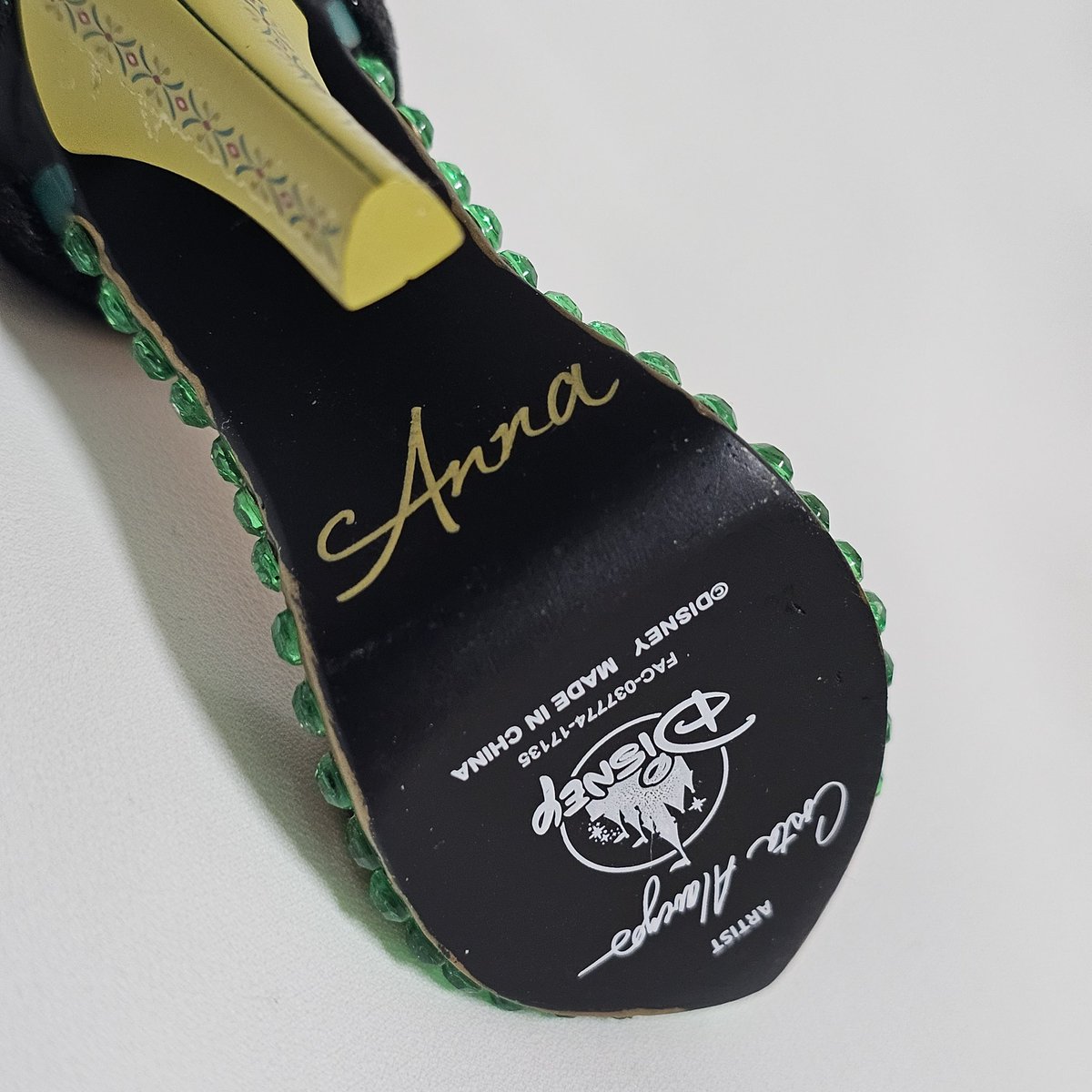 크리스마스 지나기 전에 디즈니 슈 오너먼트 올려야지❄️🌻 한정판+구두 시리즈 인기 때문에 적당한 매물 찾기가 쉽지 않았는데 특히 엘사는 뒤꿈치 눈 결정 파손된 게 많아서 구하기 꽤 힘들었음