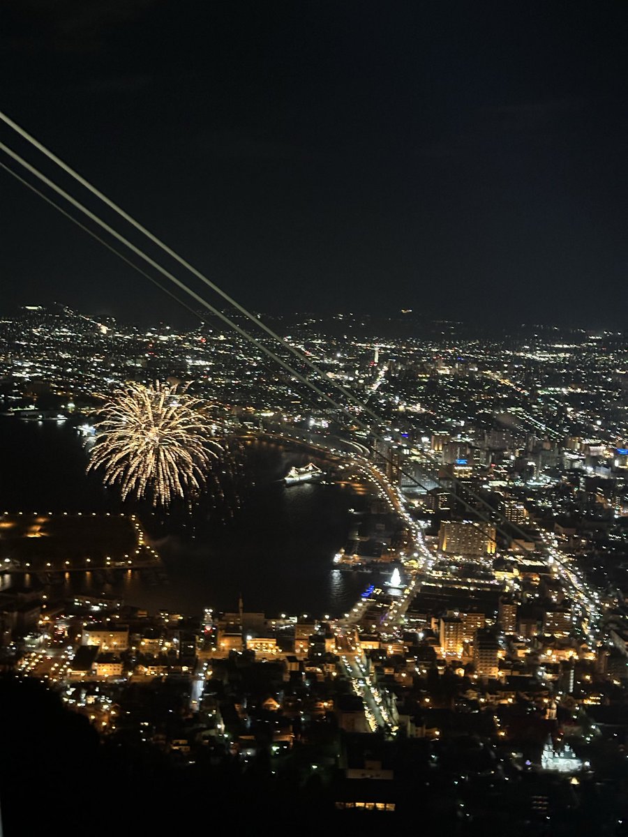 函館山纜車爬到一半的時候剛好看到煙火
真的完全就是同車路人說的ナイスタイミング