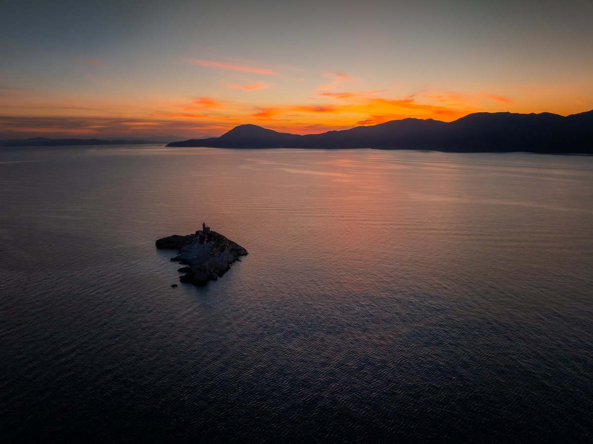 VisitElbaIT's tweet image. 🌅 L'Elba si risveglia con uno spettacolo di colori: l'arancio e il rosa avvolgono l'orizzonte, mentre il faro dello Scoglietto di Portoferraio veglia sul sorgere del sole.

Buon Natale a tutti! 🎅🏻

📸 Photo by Daniele Fiaschi

#IsolaDElba #Portoferraio #AlbaSulMare #Scoglietto
