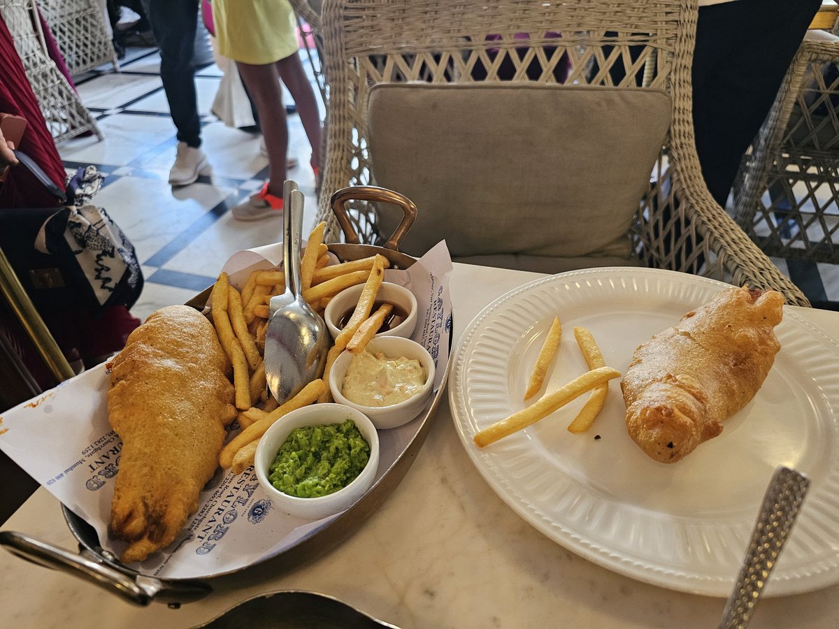 nirupamakotru's tweet image. For me festivals are associated with feasting,and Christmas is no exception. So off we went to an old classic Gaylord restaurant at Churchgate for lunch. Those of us who grew up in the 80s in #Delhi swore by #Kwality and #Gaylord ice creams. The flagship restaurants of the