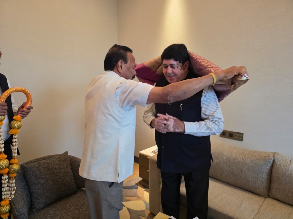 Dileep_Sanghani's tweet photo. कर्नाटका के पूर्व मुख्यमंत्री ओर पूर्व केंद्रीय उर्वरक मंत्री श्री डी वी सदानंद गौड़ा का गर्मजोशी से डी वी सदानंद गौड़ा जी का अभिवादन किया। 

इफको के प्रबंध निदेशक के जे पटेल उपस्थित रहे।
@DVSadanandGowda https://t.co/oFWhy4wiss