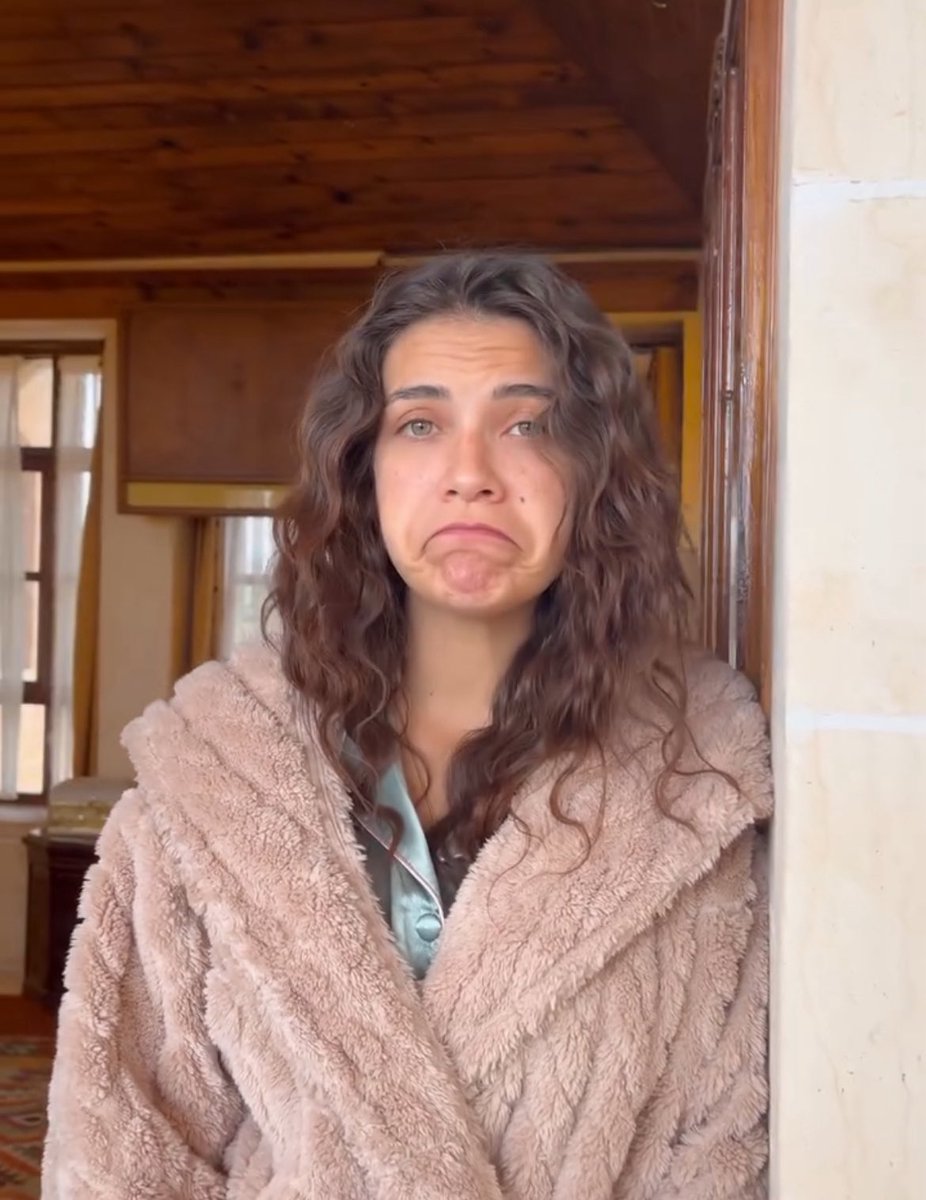 تسريبااااات 🚨

سِرهات يبدأ بمواجهة مشاعره، لكن مِيلك ما زالت تُربك تفكيره. سلطان تساعد مِيلك كثيرًا، وتتعامل مع يلديز بطريقة سيئة جدًا.
هذا سيجعل يلديز أكثر إصرارًا وطموحًا، لكن بالمعنى الإيجابي.
وسِرهات سيفعل شيئًا لم يفعله من قبل، وسيصبح أكثر جدية، وسيصارح يلديز أخيرًا.

– هل