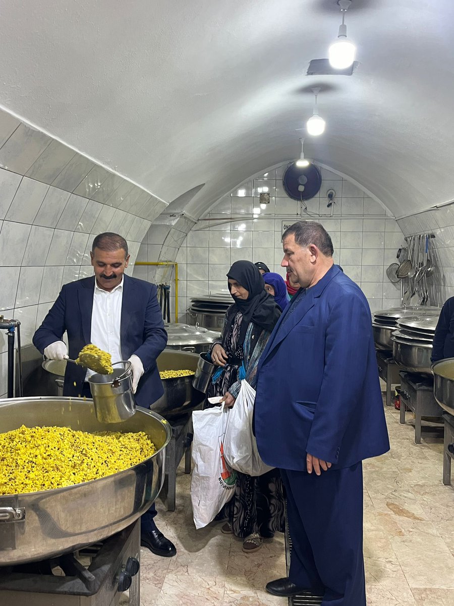 emin_yetim's tweet photo. Şanlıurfa Aşevi Derneği Başkanı kıymetli Ali Topal Hocamızı ziyaret ettik.
İhtiyaç sahibi vatandaşlarımıza gönülden gelen bir kardeşlik duygusuyla yemek ikramında bulunduk.

Peygamber Efendimiz (sav)
“Komşusu açken tok yatan bizden değildir.” buyuruyor.

Bu şiarla yıllardır gönüllere dokunan Ali Topal Hocamıza gönülden teşekkür ediyor, ortaya koyduğu bu hayırlı hizmetlerde her zaman destekçisi olacağımızı ifade ediyorum.

Rabbim yapılan tüm iyilikleri dergâhında kabul eylesin. 🤲

Birlik, beraberlik ve dayanışmamız daim olsun.