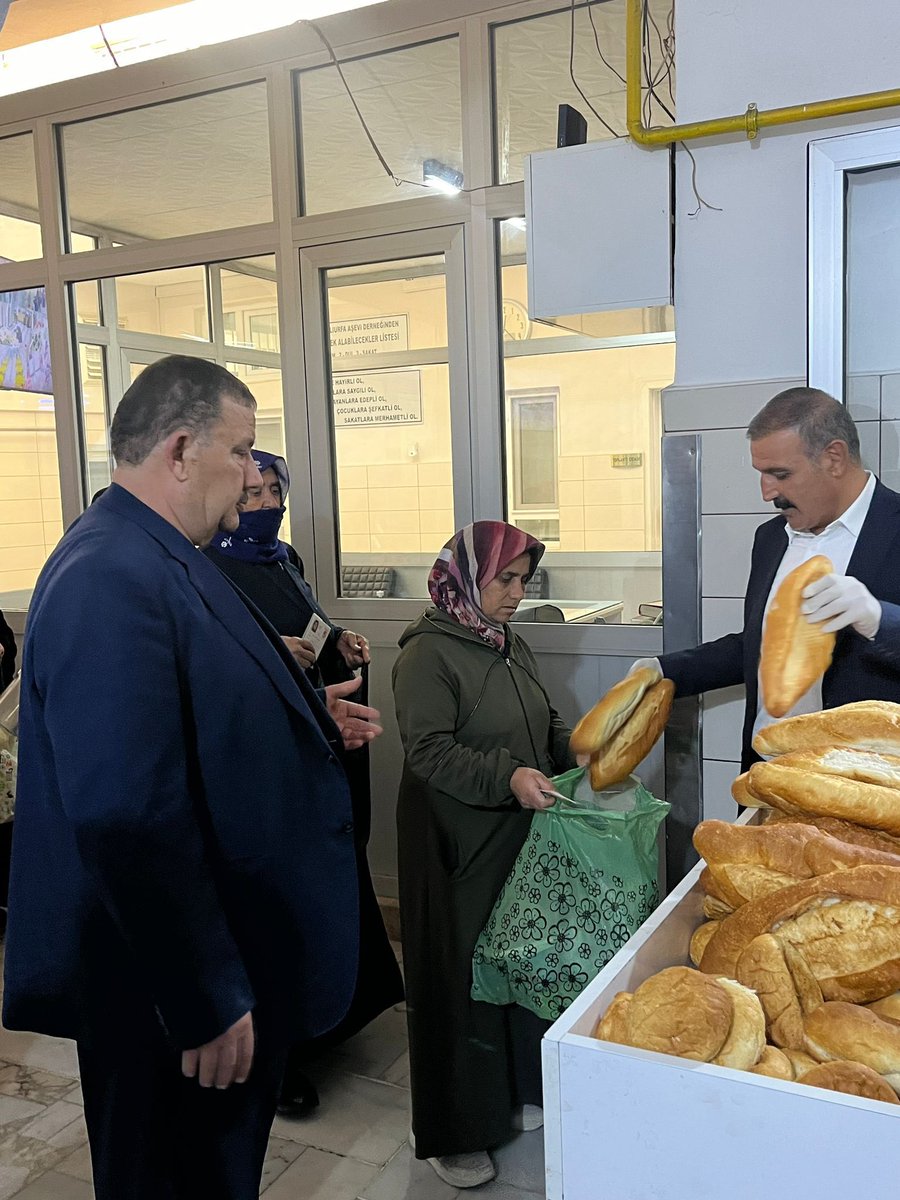 emin_yetim's tweet photo. Şanlıurfa Aşevi Derneği Başkanı kıymetli Ali Topal Hocamızı ziyaret ettik.
İhtiyaç sahibi vatandaşlarımıza gönülden gelen bir kardeşlik duygusuyla yemek ikramında bulunduk.

Peygamber Efendimiz (sav)
“Komşusu açken tok yatan bizden değildir.” buyuruyor.

Bu şiarla yıllardır gönüllere dokunan Ali Topal Hocamıza gönülden teşekkür ediyor, ortaya koyduğu bu hayırlı hizmetlerde her zaman destekçisi olacağımızı ifade ediyorum.

Rabbim yapılan tüm iyilikleri dergâhında kabul eylesin. 🤲

Birlik, beraberlik ve dayanışmamız daim olsun.