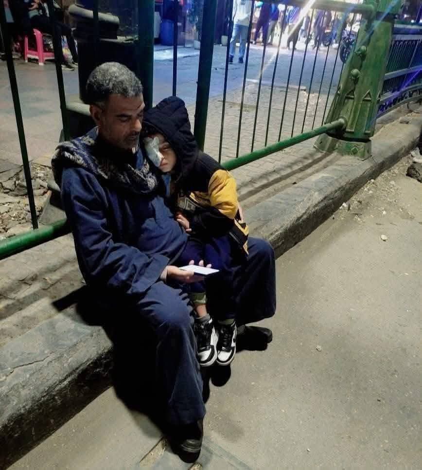 alsenpesy's tweet photo. يا باشمهندس نجيب 
عندنا في نجع حمادي في طفل اتضرب في مدرسته على عينه  و حصل له مشكلة في الشبكية 
والده بيلف بيه في القاهرة عندك و مش لاقي حد أو مستشفى تعالجه 
ممكن تساعد الطفل @NaguibSawiris https://t.co/uK368frYDX