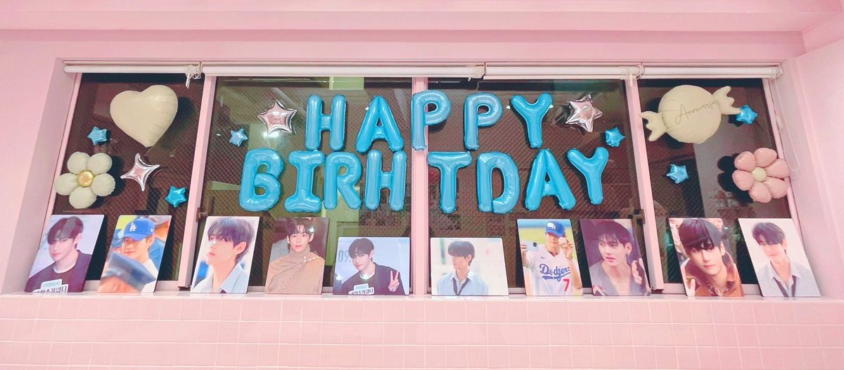 yolumlovesyou's tweet photo. #BTS  #テテ #V #テヒョン さん🐻
お誕生日カフェ12/26〜1/5
@ByMySide_KookV 様
@bymysidekv_jp 様
（12/30 10:00OPEN12/31〜1/3は休業）
💜パネル💜グッズ💜ラキドロ
💜カップ＋基本特典両面ポストカード
💜BMS様恒例の超豪華特典セット
ケーキセット特典　カップ2者
基本特典＋トレカ5枚＋🧸ステッカー3枚＋ミニポスター＋ポストカード2
💜ケーキ💜てひょんお名前クッキー
💜アイシングクッキー　
💜クッキー・アイシング特典各ポストカード
#TAEHYUNG  #김태형 #뷔 #태형 #태태 #방탄소년단뷔