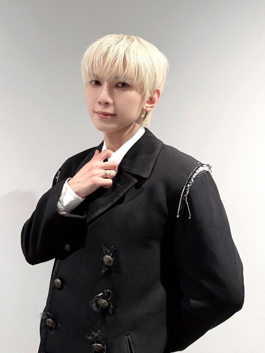 ATEEZofficial's tweet image. Merry Christmas🎁

#HONGJOONG #홍중 #SEONGHWA #성화
#YUNHO #윤호 #YEOSANG #여상