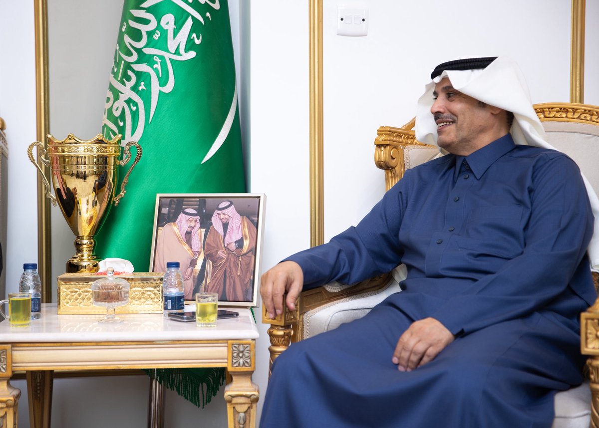 AlTadamonFC's tweet image. وخلال الاستقبال، قدّم المحافظ التهنئة لإدارة النادي واللاعبين على هذا الإنجاز الكبير، مشيدًا بالمستويات الفنية والعمل المنظم الذي أسهم في تحقيق البطولة، ومؤكدًا الدعم والاهتمام الكبيرين بالرياضة من صاحب السمو الملكي الأمير فيصل بن خالد بن سلطان، أمير منطقة الحدود الشمالية.