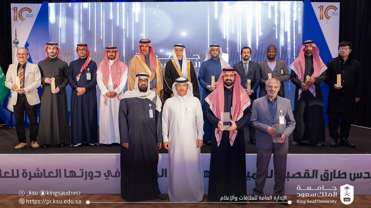 برعاية سعادة رئيس #جامعة_الملك_سعود المُكلَّف أ.د. علي بن محمد مسملي ..

نائب رئيس الجامعة للدراسات العليا والبحث العلمي أ.د. يزيد بن عبدالملك آل الشيخ، يكرّم الفائزين بجائزة المهندس طارق القصبي للتميز في الهندسة المدنية في دورتها العاشرة.