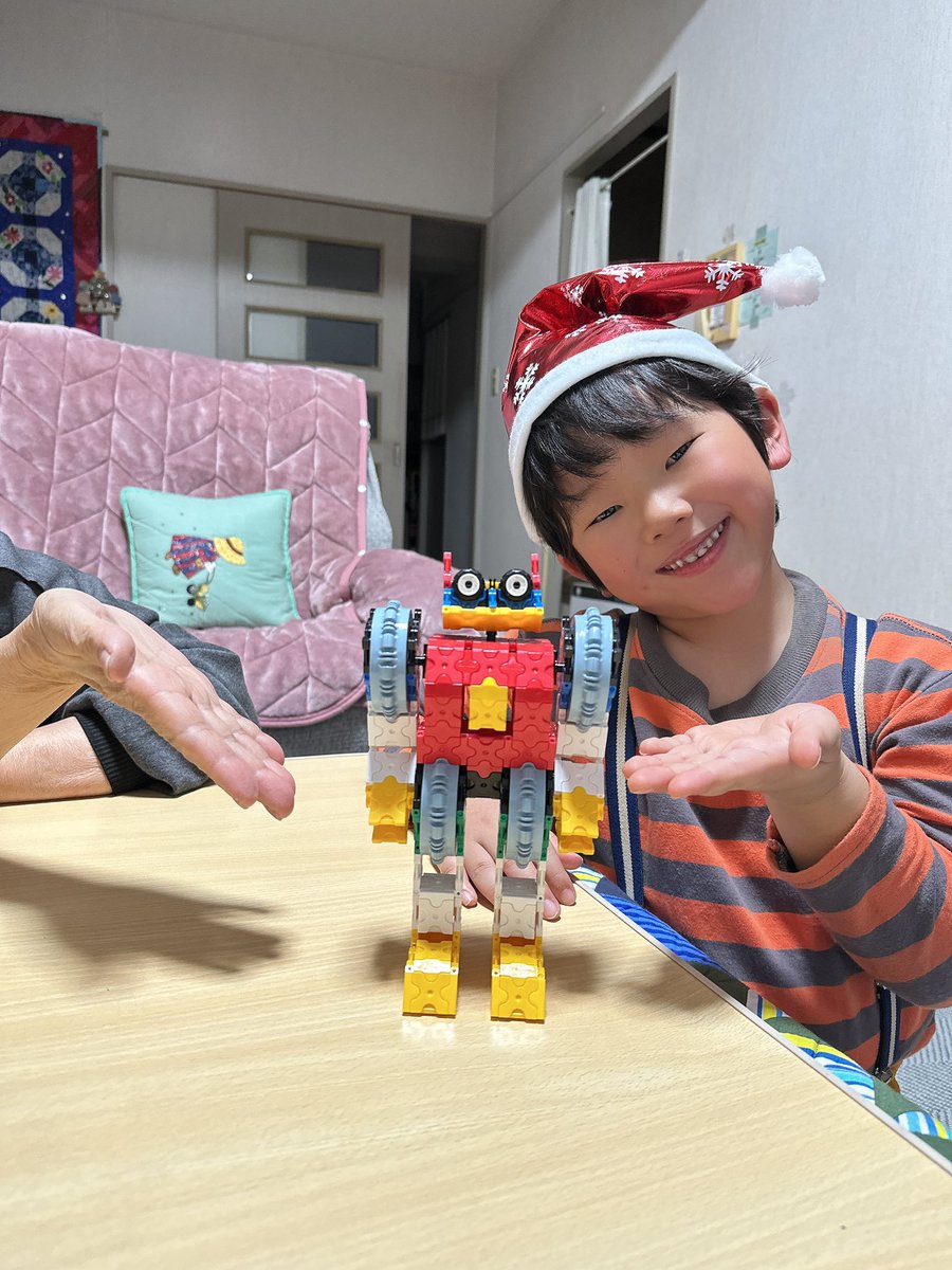szk919's tweet photo. クリスマス🎄サイコーですってw

朝サンタ🎅さんがくれたプレゼント🎁を開けてLEGO組み立てたりLaQ組み立てたり楽しそうでした⭐️

サンタさん、わたしフェノメナ欲しいっす❤️いつでもいいのでください🤪 https://t.co/xm1gd3teyb