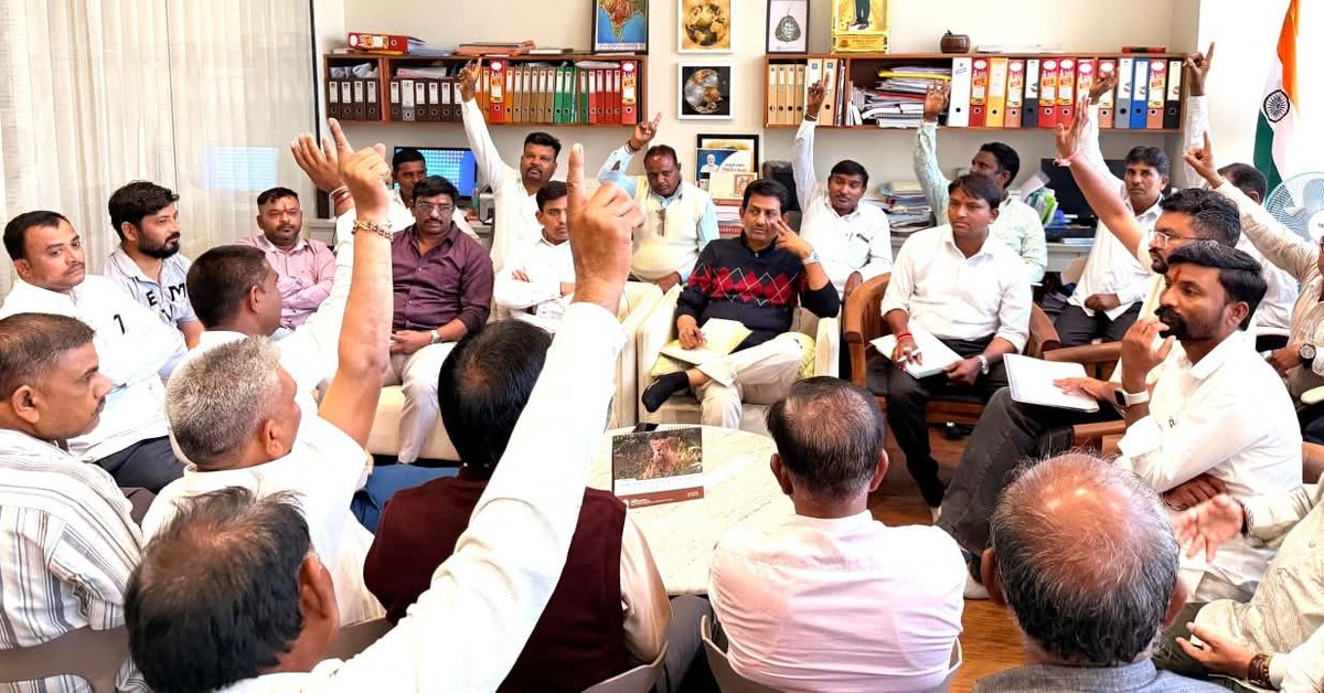 RatujiThakorBjp's tweet photo. વૈકુંઠ કાર્યાલય ખાતે ગુજરાત ક્ષત્રિય ઠાકોર સેનાના તાલુકા હોદ્દેદારો દ્વારા શુભેચ્છા મુલાકાત લેવામાં આવી તેમજ અગામી કાર્યક્રમો અંગે ચર્ચા કરવામાં આવી
@AlpeshThakor_
@RatujiThakorMF
#Thakorsena #GKTS #Gkts_Gujarat #AlpeshThakor #ratujithakorkankrej https://t.co/nqazIhSngK
