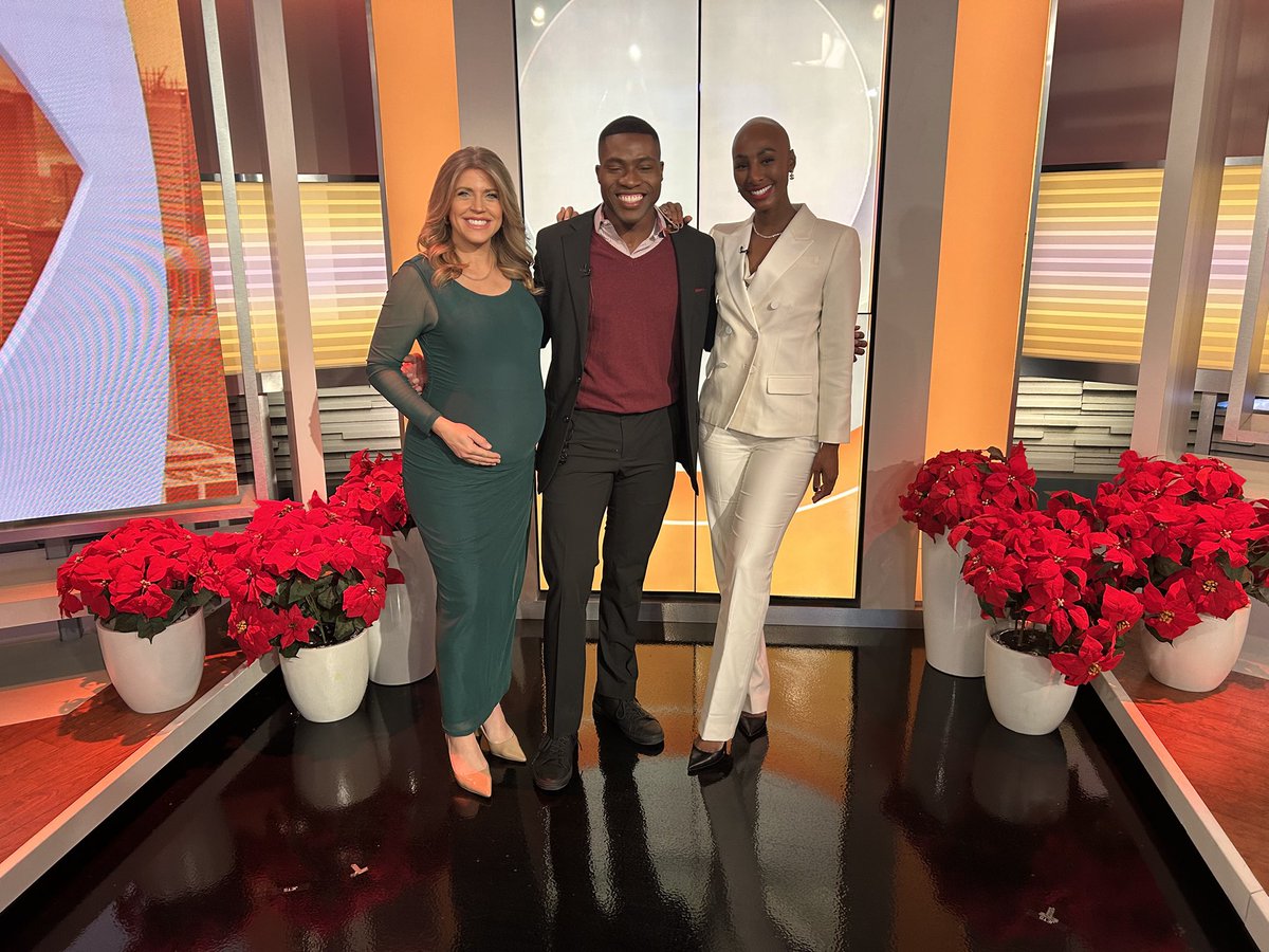 NatDuddridgeTV's tweet image. Merry Christmas from our @CBSNewYork family to yours! Wishing you health, happiness, and a joyful holiday  (*a special shout out &amp;amp; thank you to our whole team working the holidays!) ⭐️🎄@TonySadikuTV @AzizaShuler