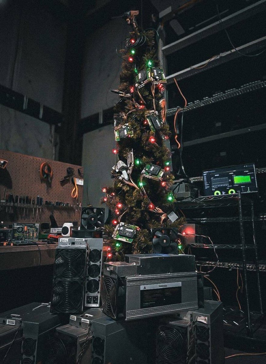 これはAIじゃない。本物のビットコインマイニングのクリスマスツリーだ。