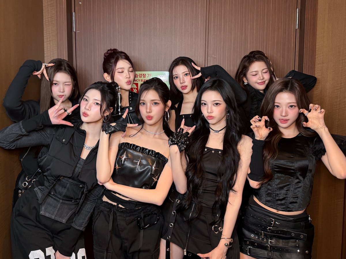 Hearts2Hearts's tweet image. Hearts2Hearts at 2025 SBS 가요대전 🎁

#Hearts2Hearts #하츠투하츠 #H2H 
#가요대전 #SBS가요대전 #2025SBS가요대전