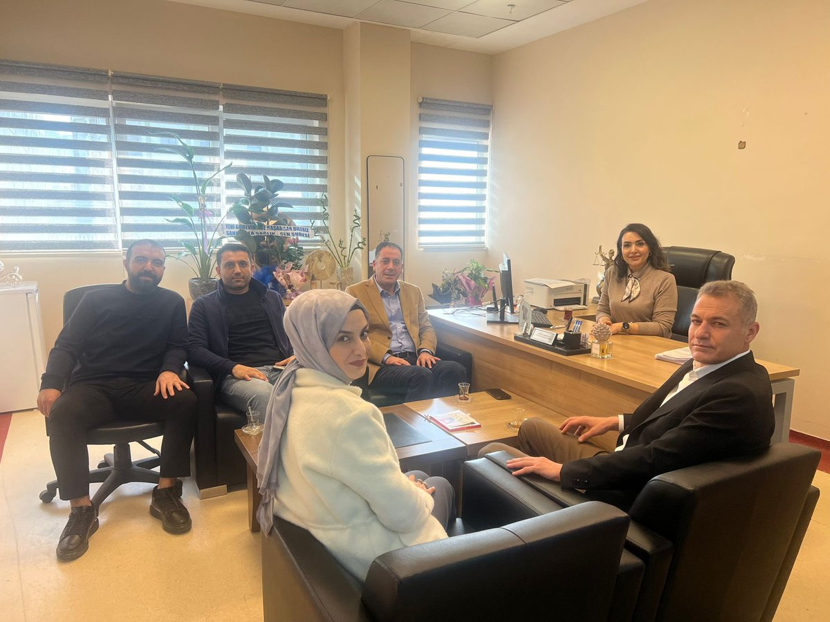 Karaköprü Ağız ve Diş Sağlığı Hastanesinde görev yapan arkadaşlarımızı ziyaret ettik.Sonrasında Hastane İdari ve Mali işler Müdürü olarak göreve başlayan değerli kardeşimiz Sn.Ayşe Özlü hanımefendiyi ve Müdür Yrd.olarak göreve başlayan Sn.Gülistan Çiğdem’e hayırlı olsun