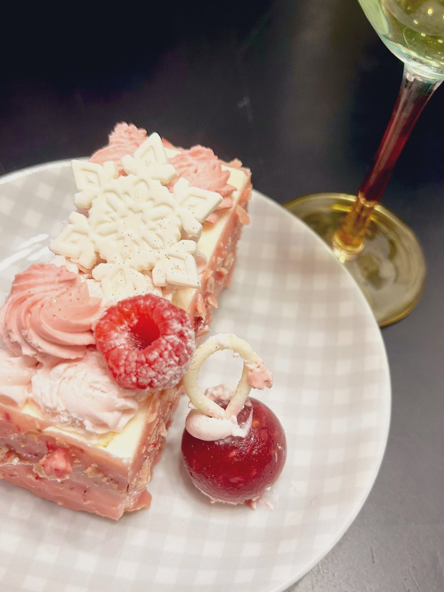 今年もアニバーサリーのケーキ🍓 断面上手く撮れないw たくさん層に