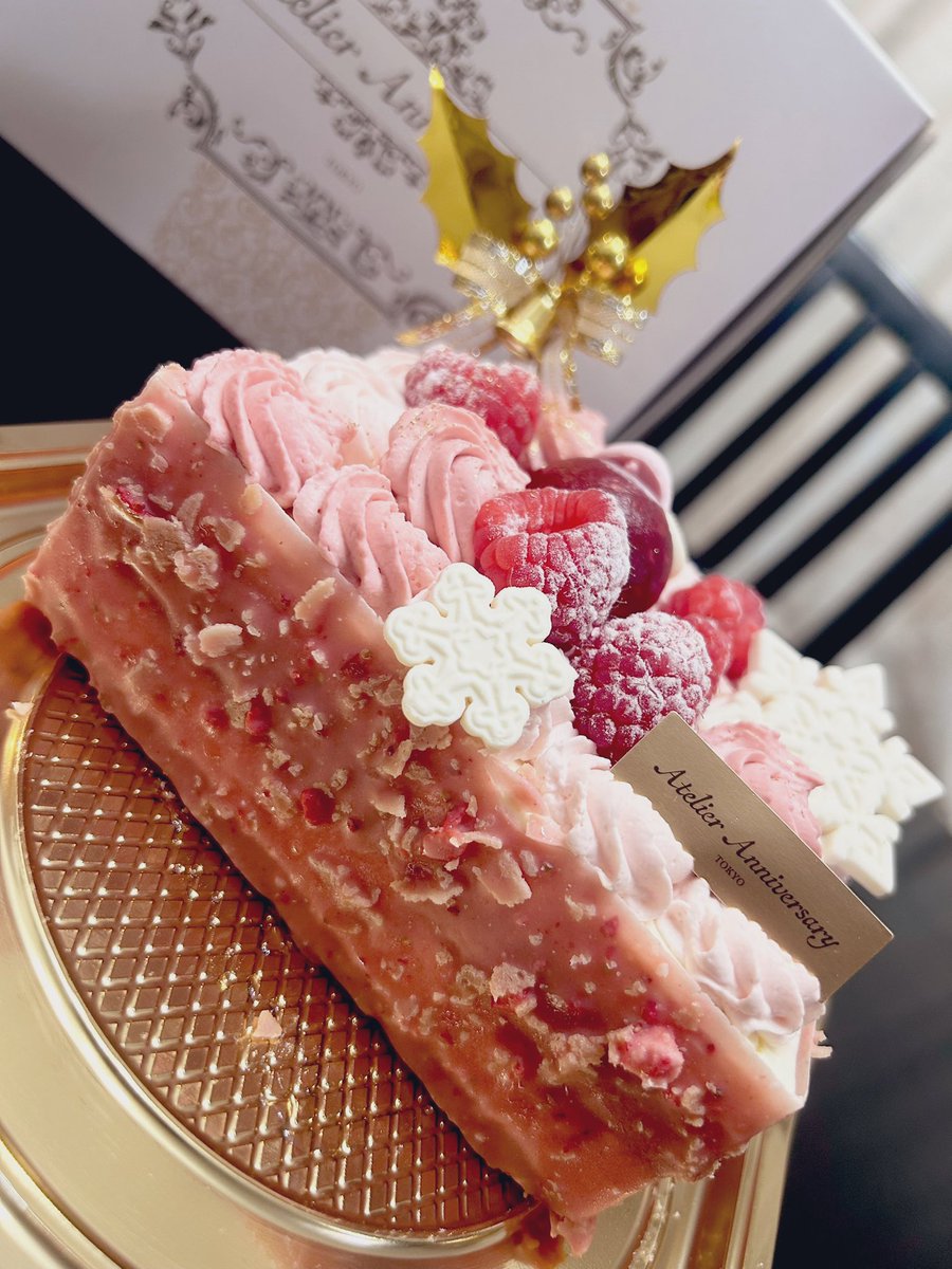 今年もアニバーサリーのケーキ🍓 断面上手く撮れないw たくさん層に