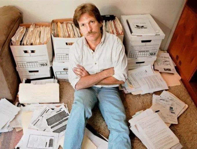 outsidersesp's tweet image. Gary Webb expuso la verdad y lo pagó con su vida. Reveló cómo la CIA financió el terrorismo en Nicaragua vendiendo cocaína en suelo estadounidense, desatando la epidemia de crack que destruyó los centros urbanos.

Tras una campaña de desprestigio masiva que le arrebató su…