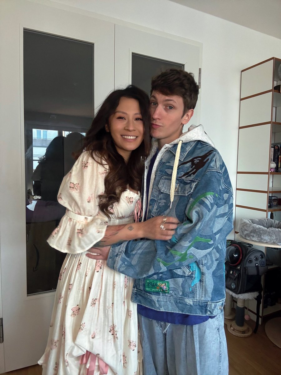 YinsuCollins's tweet image. Merry Christmas &amp;amp; Happy Holidays! 

Much love from us to you, hope everyone is having a wonderful time over the holidays ❤️🎄