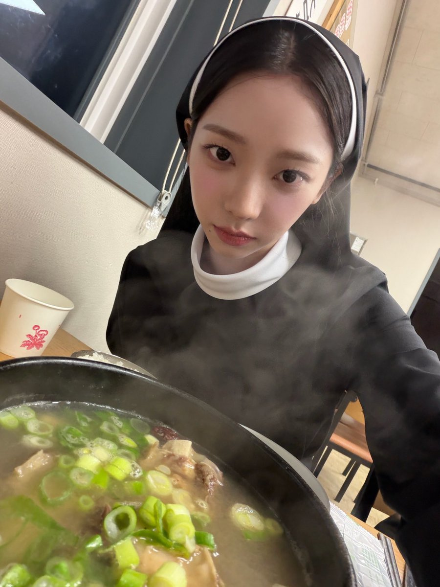 _rn_jm's tweet photo. 하 ㅅㅂ 
수녀카리나 갈비탕먹방 인스타 처웃기네 https://t.co/hr3RdxmxwN