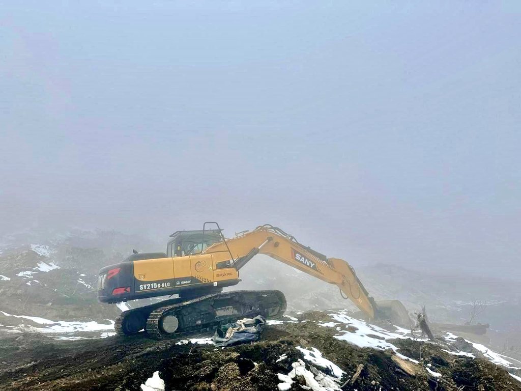 prodefgau's tweet photo. Defying the elements at 13,500 ft! 
Team 127RCC/42 of Project VARTAK is UNSTOPPABLE. Building critical infrastructure where the air is thin BUT THE SPIRIT IS UNBREAKABLE ! 
#BRO builds and connects .
@SpokespersonMoD
@adgpi
@BROindia 
@easterncomd
@PemaKhanduBJP
@ArunachalCMO https://t.co/FD7cx1HPYH