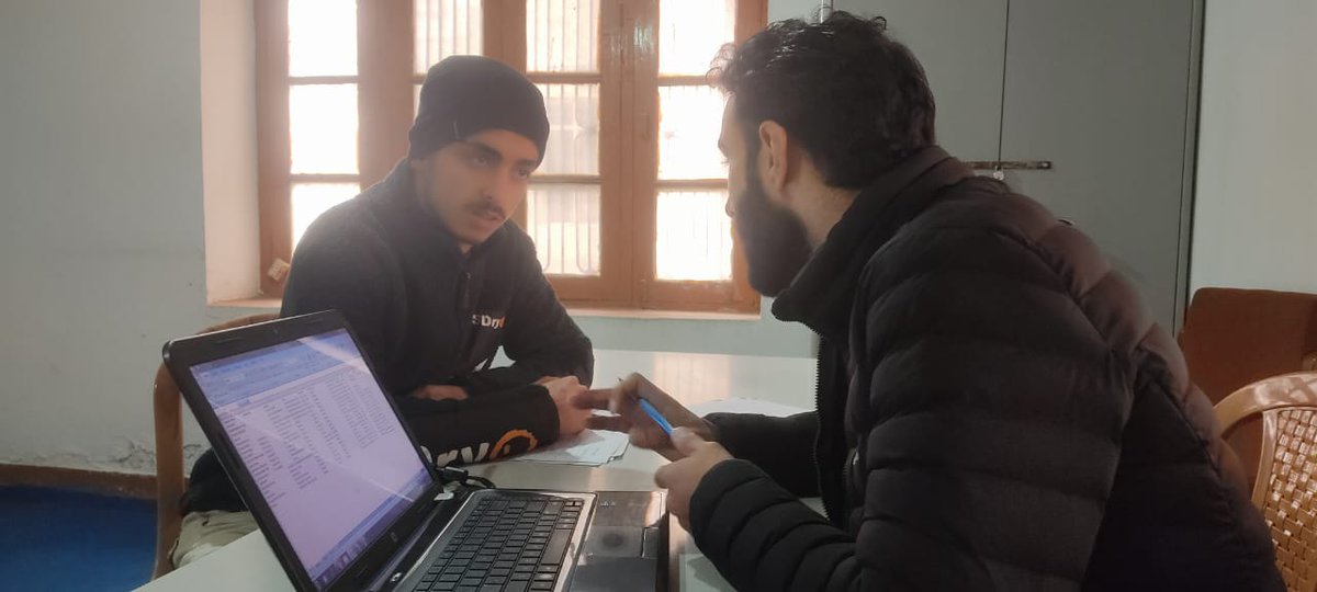 Under the Good Governance Week initiative, DECC Baramulla (SBDU) held an awareness/grievance redressal camp, benefiting nearly 17 applicants through immediate guidance, facilitation, and resolution of grievances. #PrashasanGaonKiOre #GoodGovernanceweek2025