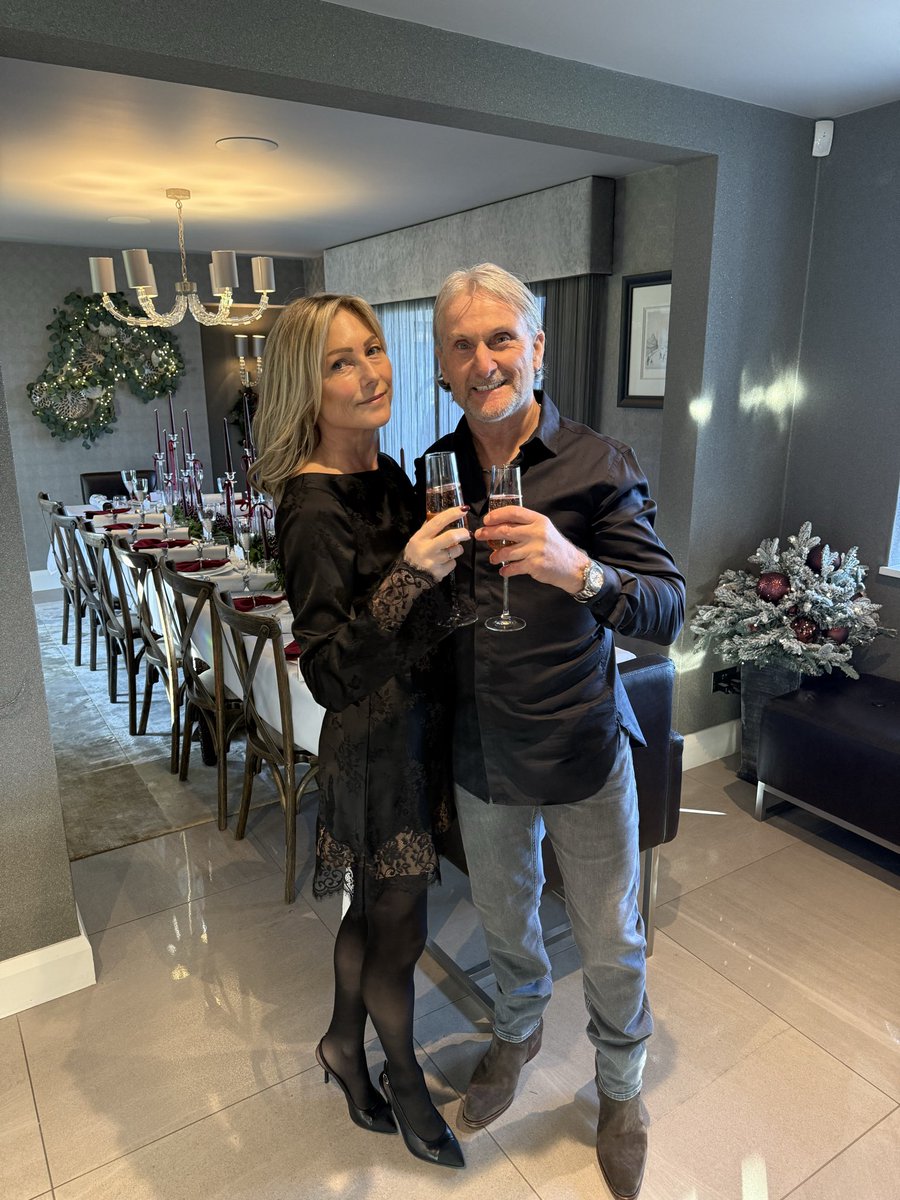 carlfogarty's tweet photo. Merry Xmas Everyone..#Foggys 🥂🥳👍 https://t.co/Hg7PrhpzkN