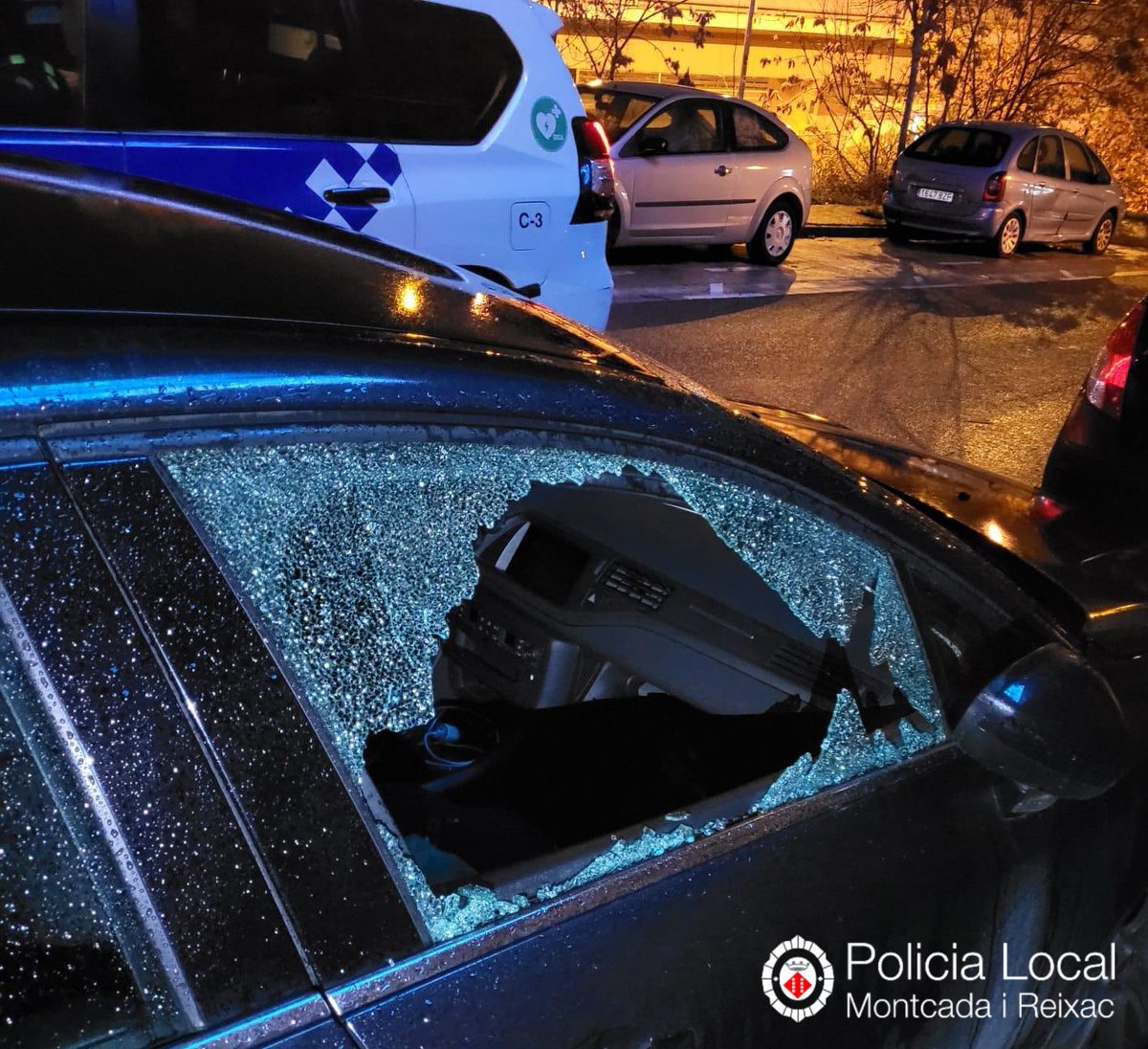 Aquesta nit de🎄hem identificats a 3️⃣ persones després de, suposadament, trencar diversos vidres de 🚙 per sostreure de l’interior 

#SenseEsperitNadalenc Imputats per robatori #PoliciaLocal #Montcada