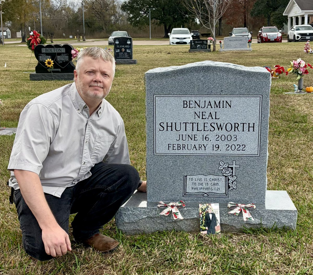 parsonjay's tweet image. Went to my son’s graveside and put up some Christmas bows. Loved n missed every day. #alwaysbuddies