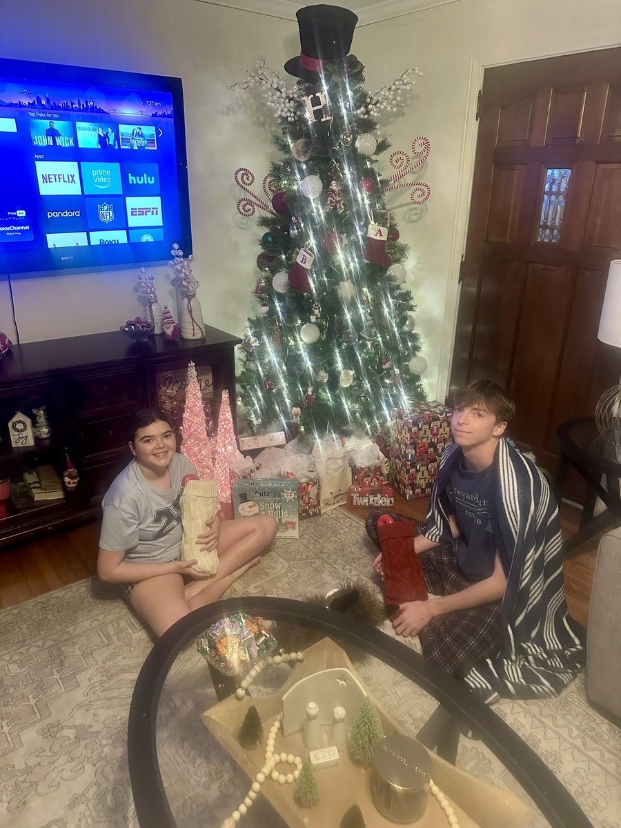 BHAND05's tweet photo. From my family to yours, #MerryChristmas! https://t.co/uB5iN70zBy