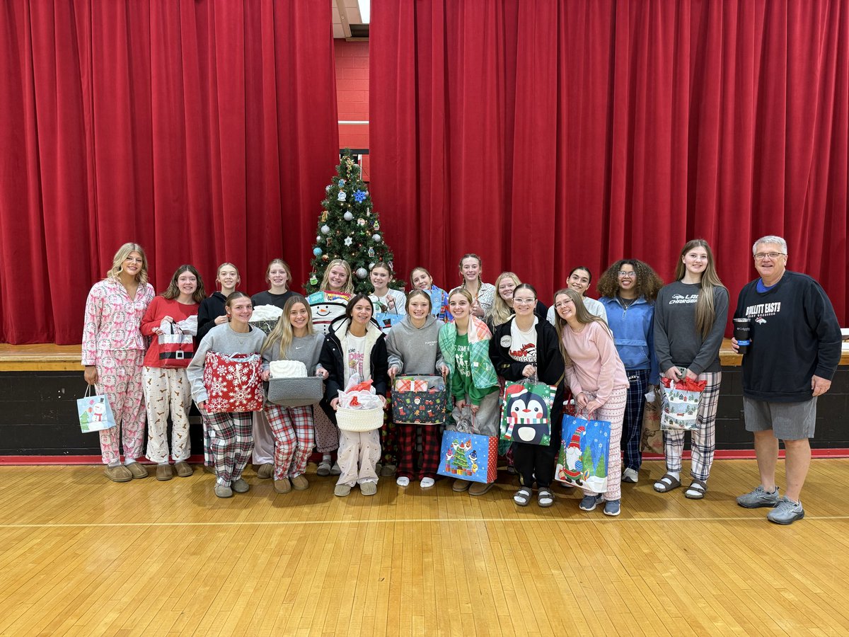 LadyChargersBE's tweet photo. Merry Christmas from the Bullitt East Lady Chargers!!! ❤️🎄💚 https://t.co/3CtGS00JCl