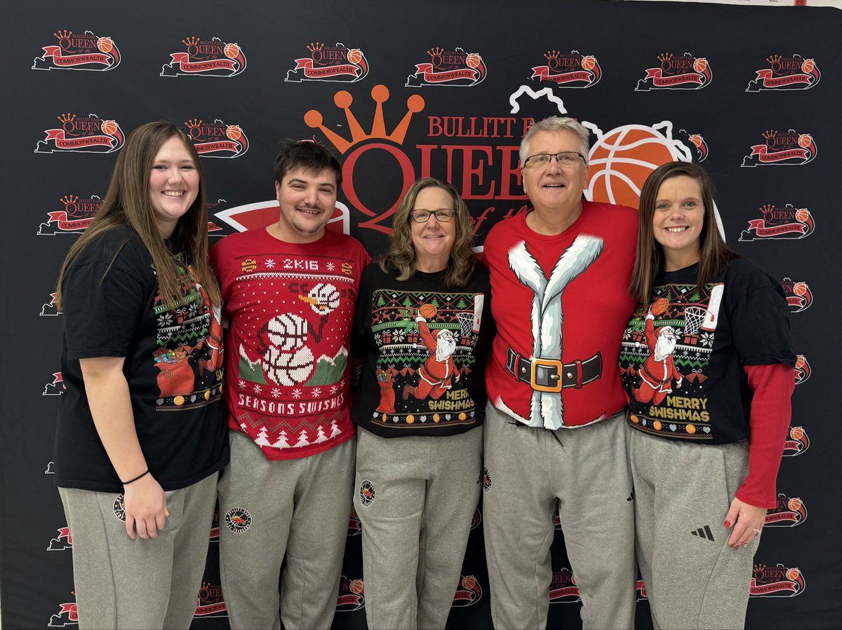 LadyChargersBE's tweet photo. Merry Christmas from the Bullitt East Lady Chargers!!! ❤️🎄💚 https://t.co/3CtGS00JCl