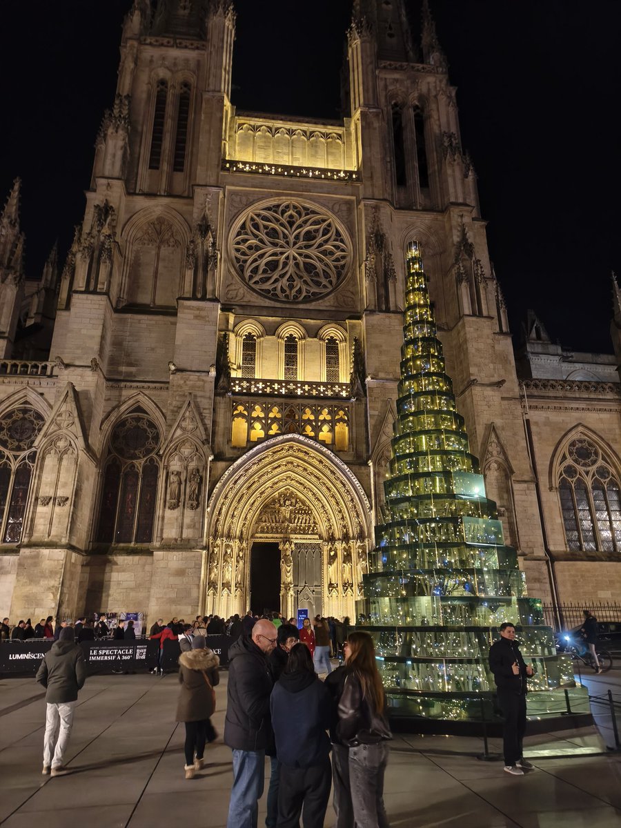 DXuehua's tweet photo. Je ne suis pas chrétiens, mais je fais la fête Noël. 
Joyeux Noël à tous ！！！🇫🇷 https://t.co/PzsTYT1Onl