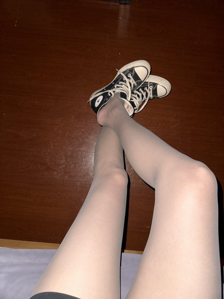 SDLPXDG's tweet photo. #灰丝 #淫妻 #情侣 #丝袜 #丝袜美腿 #帆布鞋  女友穿了一天的匡威灰丝 https://t.co/rRemD0tgUq