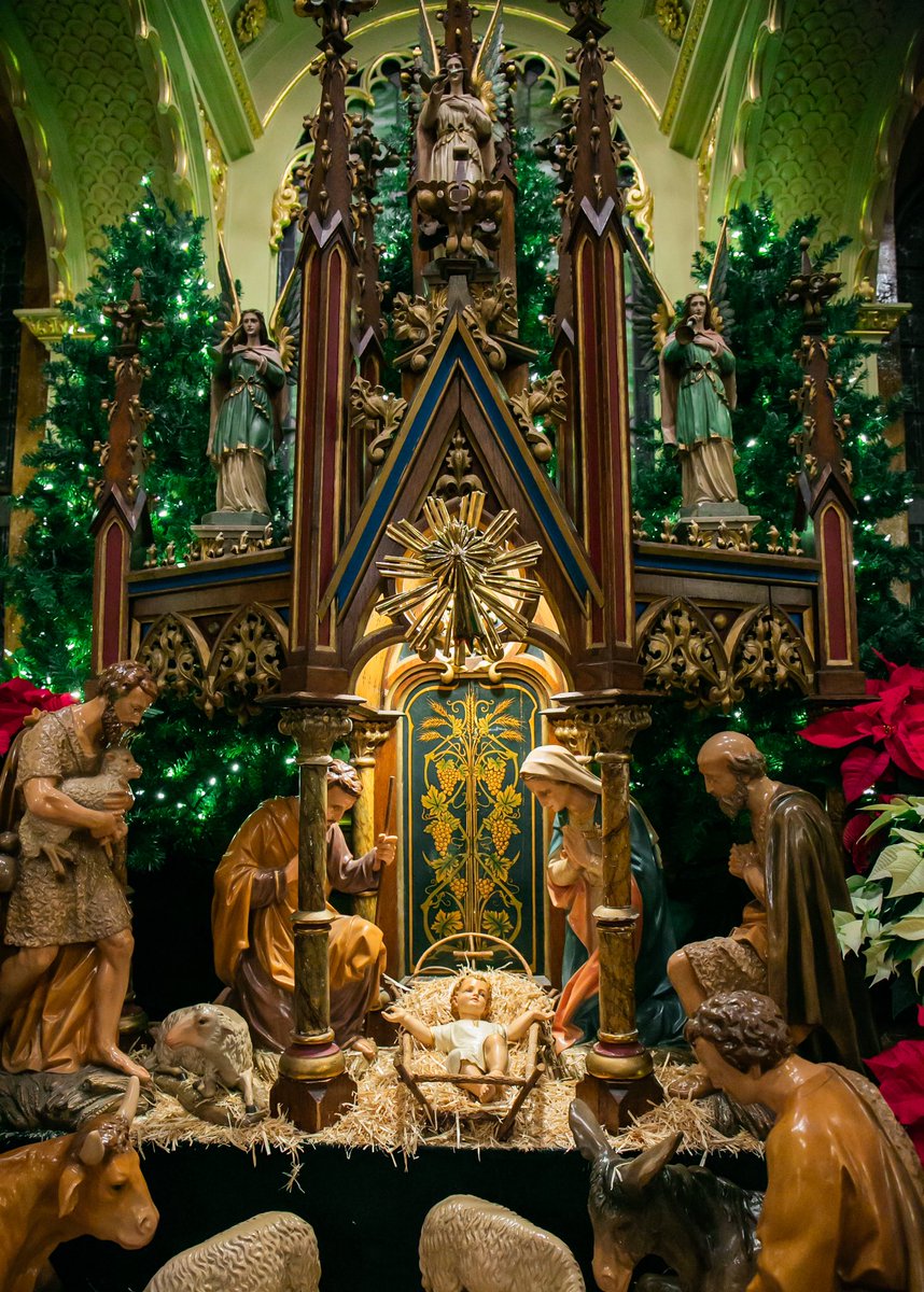 SJCantius's tweet image. Christ the savior is born! Merry Christmas from St. John Cantius!