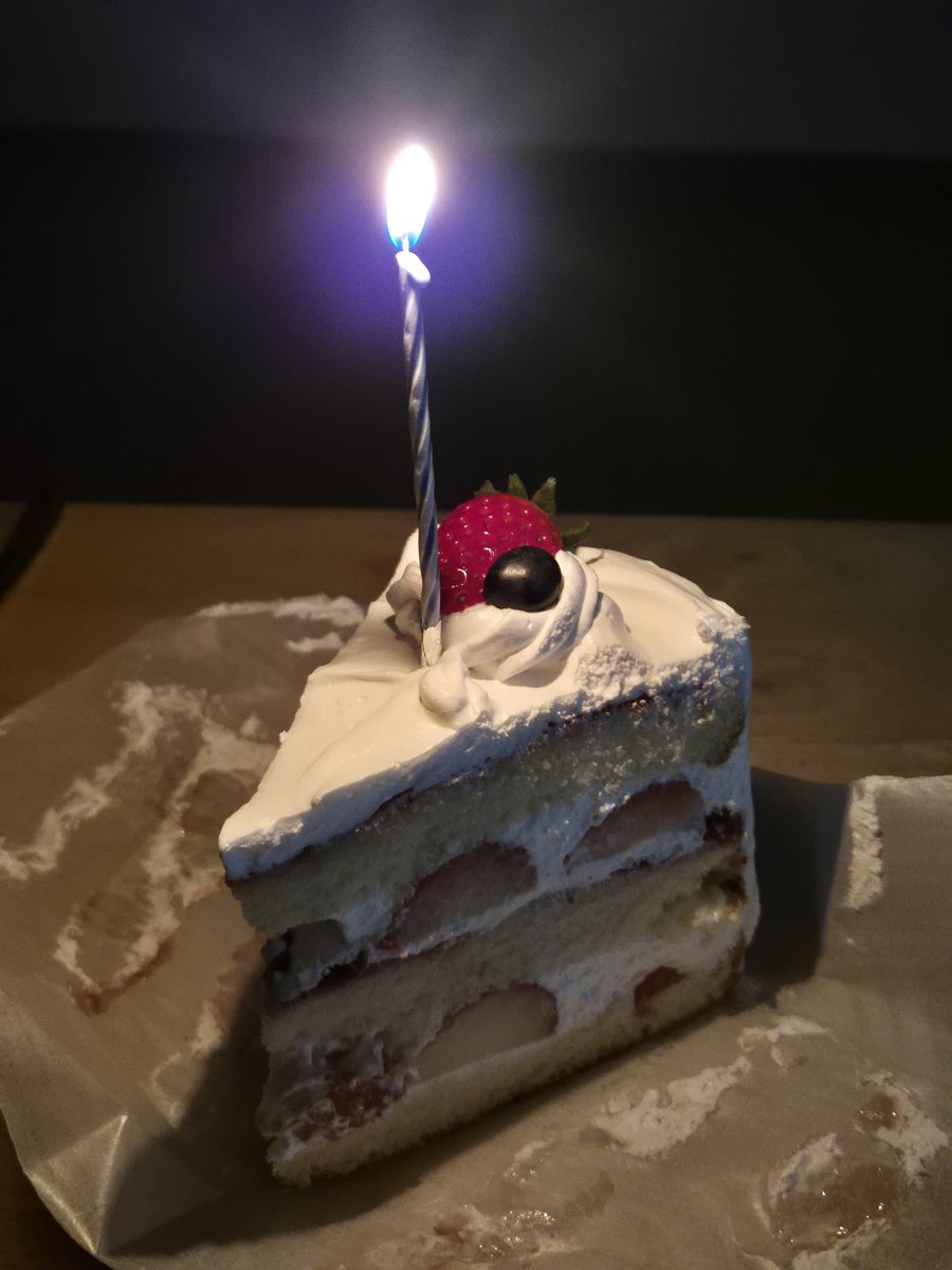 단거슬 넘 많이먹어서 조촐하게! 한조각으로 크리스마스케이크 해봤어요💕