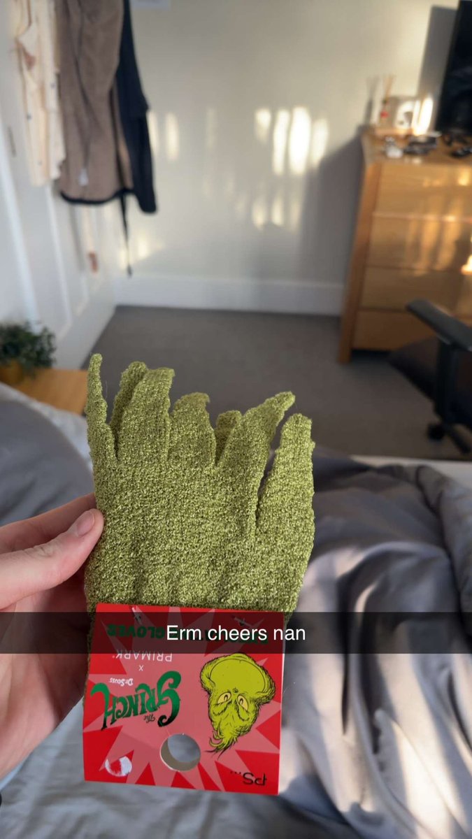 Elzo00's tweet photo. @_ROUNDTHEBEND__ My mates gran got him grinch gloves https://t.co/G9cC7yZ4Q4