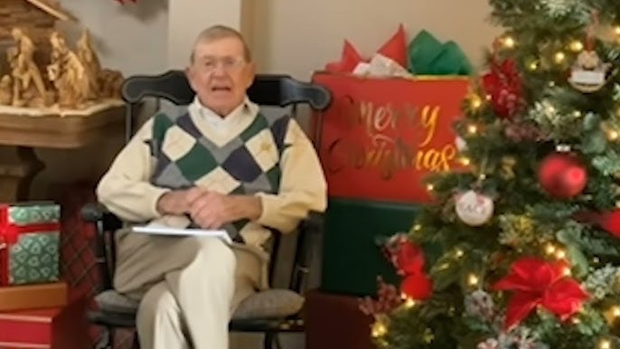 HoltzHeroes's tweet image. “Put the phones away this Christmas &amp;amp; make memories with family.

Live by three simple rules: 1. Do the right thing. 2. Do everything to the very best of your ability. 3. Always show people you care.

Let’s celebrate Christ’s birth year-round. Merry Christmas!”-Coach