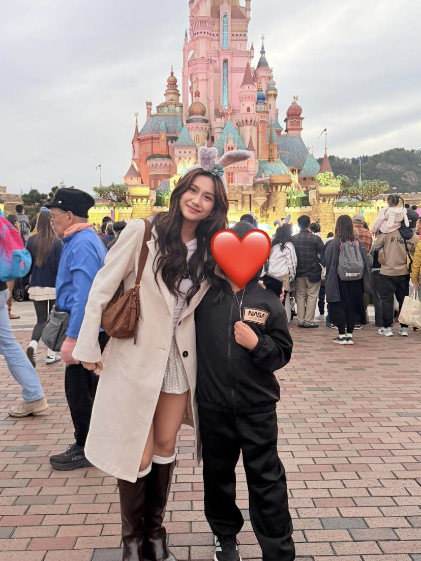 pretty sheena mae with a kid. Enjoy ur holidays shee and fam