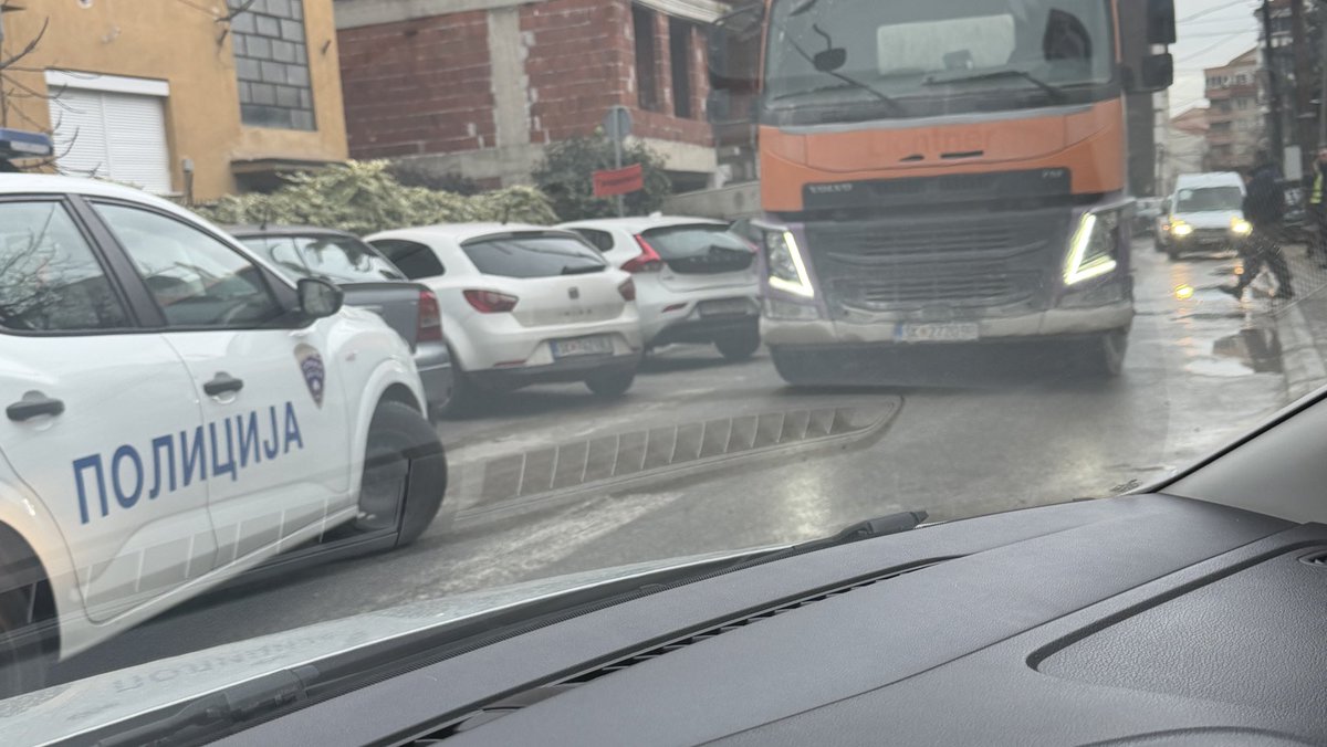 Пак без најава блокирана цела улица, они си полнат бетон, ама некој комшија не фин како мене им викнал полиција, се тргнаа за минута 🤬🤬🤬