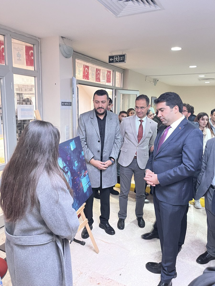 Ahi Evran Üniversitesi, Kaman Meslek Yüksekokulu öğrencileri işbirliğiyle hazırlanan “KAMAN AI – Algoritmadan Hayale” yapay zekâ destekli görsel sanat sergisinin açılışı yapılarak öğrencilerimiz hayal gücünün ortaya çıkardığı resimlerin tanıtımını yaptı. @ktbkygm <a href="/etkin/">etkin</a>.kutuphane