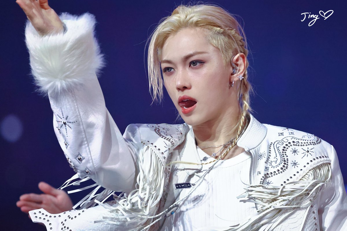 adingnarumi's tweet photo. 251225 |  SBS가요대전 

👅✋🏻

#Felix #StrayKids #필릭스 #스트레이키즈
#ピリちゃん #용복 https://t.co/390VVV0jBD