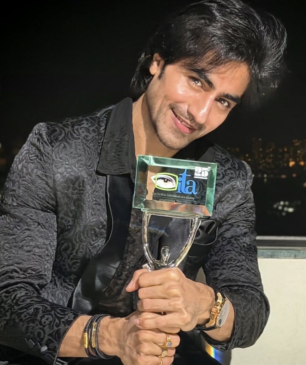 The best Xmas Gift Harshad posted with both awards 😭😭😭

#HarshadChopda