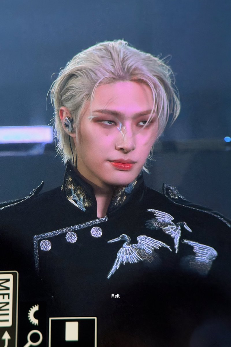mingihiko's tweet photo. the make up, the outfit, the hair, this is going for the history books. https://t.co/i4Ewlhz0sH