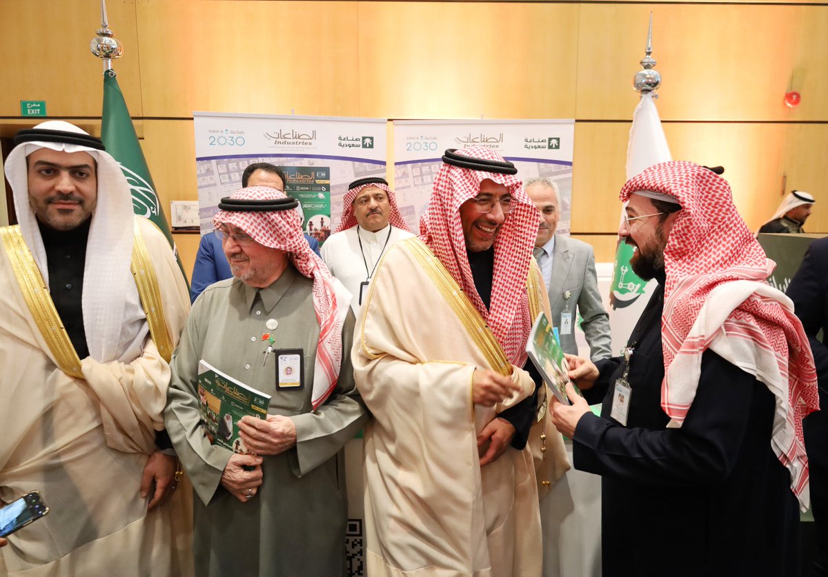 معالي وزير #الصناعة_والثروة_المعدنية يزور جناح “مجلة الصناعات” في مجلس صناعي الرياض الثامن 
رابط الخبر: sna3at.com/?p=14383 

#الصناعات_الوطنية
#مجلس_صناعيي_الرياض_الثامن