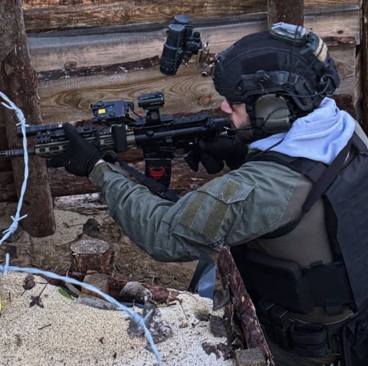 Le trincee non sono mai scomparse. Sono sempre esistite, dall’Iraq fino allo scenario attuale in Ucraina. L’unica vera differenza è un’altra, ed è scomoda da ammettere: gli eserciti occidentali non ci stavano dentro. Combattevano attorno alle trincee, sopra le trincee.