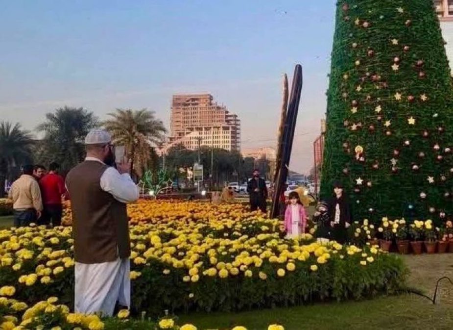 Beard man in Lahore taking picture of his daughters in front of Christmas Tree🎄 

This is Quaid ka Pakistan 🇵🇰 ❤️